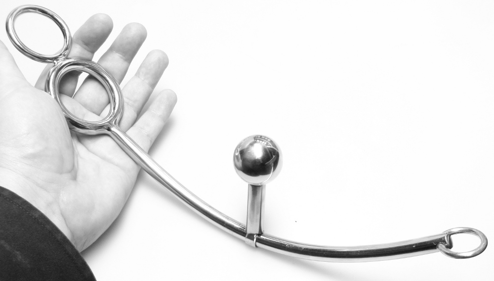 Bondage String mit einer Kugel - Genitalfesselung